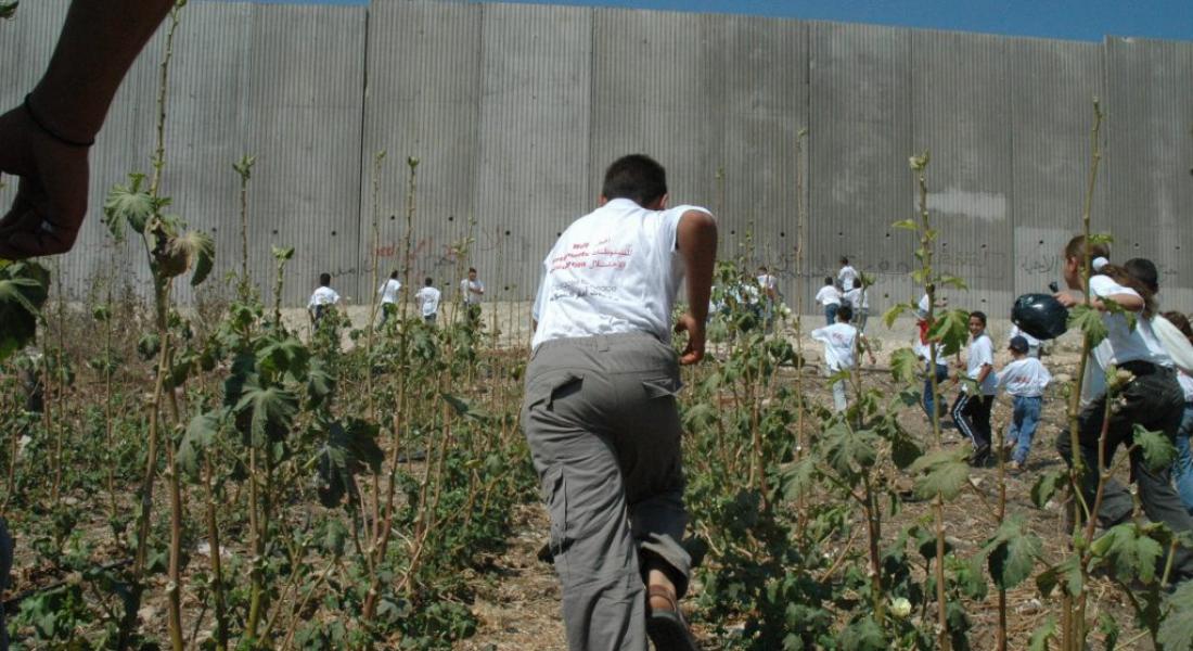 Palestinian children and Israeli wall