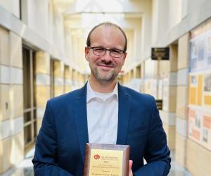 Benjamin Garcia Holgado receiving the 2023 Kellogg Institute Doctoral Award